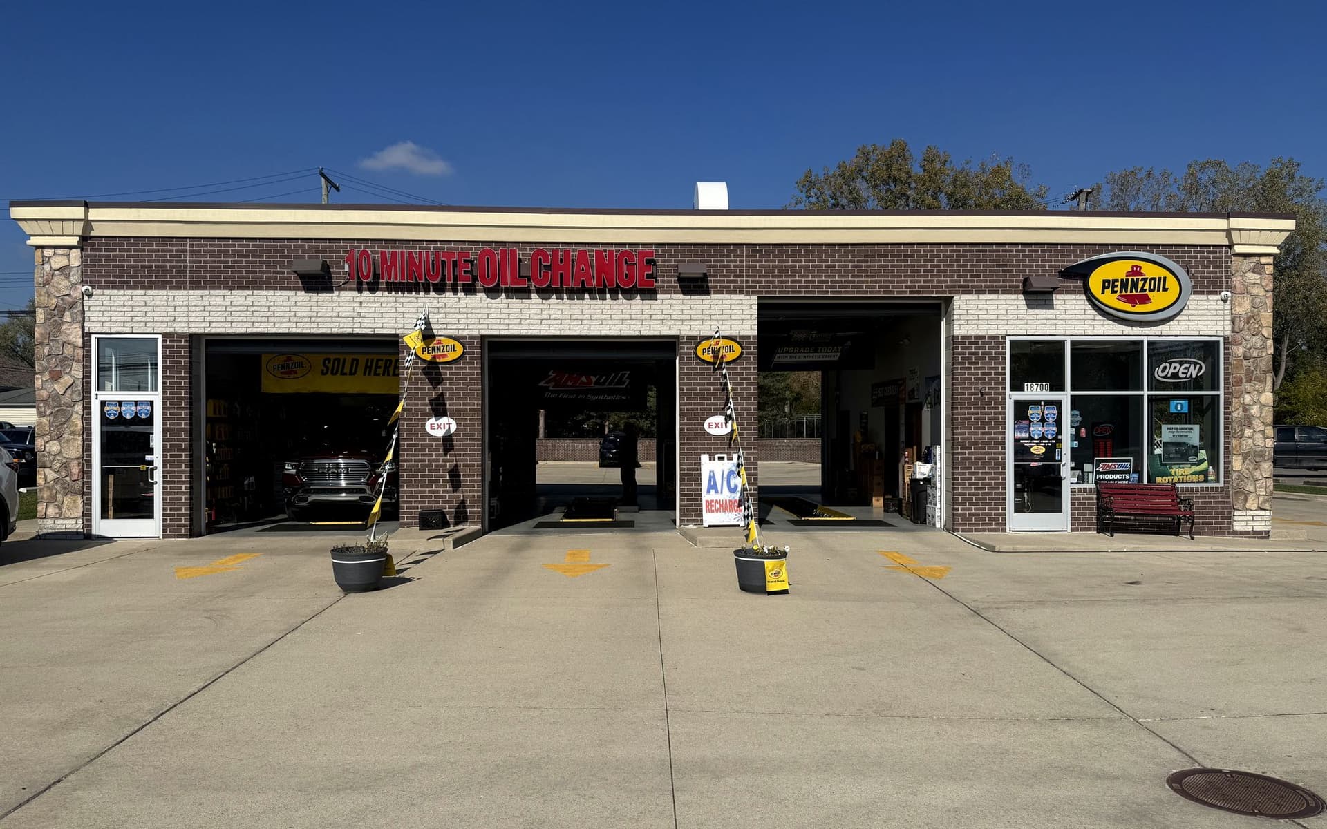 Redford Auto 10 Minute Oil Change II with Pennzoil on West Road in Woodhaven